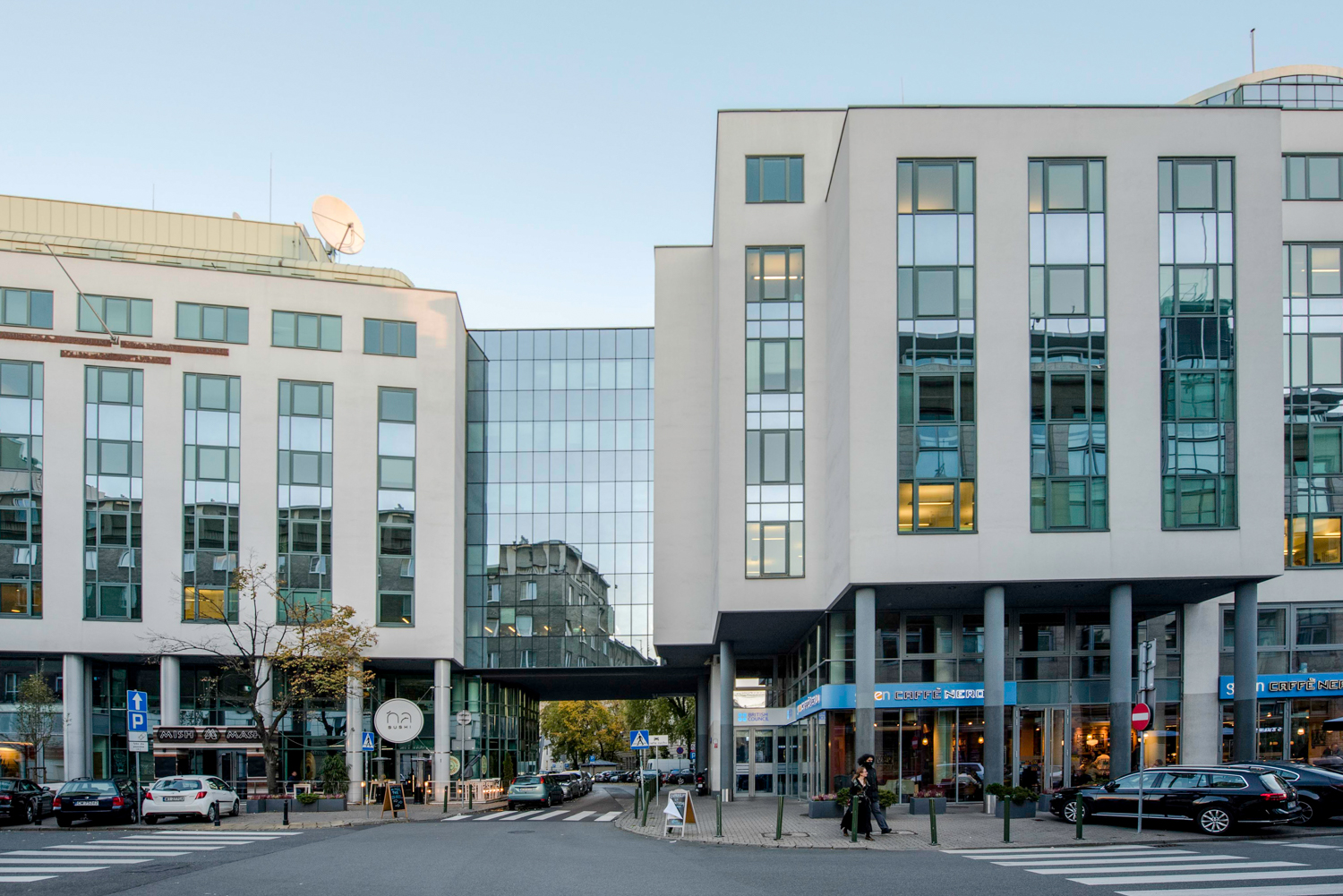 Zdjęcie architektury budynku IPC Business Park (obecnie 54 Koszykowa Trade Center)